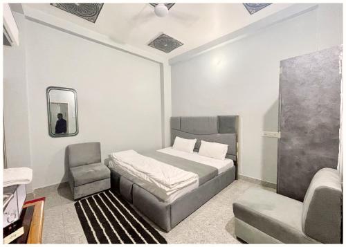 Postel nebo postele na pokoji v ubytování Hotel PRAKASH GUEST HOUSE ! Varanasi - Providing Air conditioned Hotel and Well Decorated Rooms with Wi-Fi Facility - Near Kashi Vishwanath Temple Varanasi - BEST HOTEL IN VARANASI