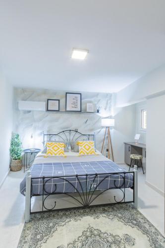 Кровать или кровати в номере Socrates Terraced House