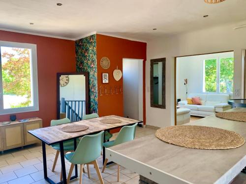 - un salon avec deux tables et un canapé dans l'établissement La villa Jeanne- Charmante maison avec très belle terrasse couverte à 10 min du centre de Salies de Bearn, à Lahontan