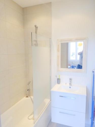 une salle de bain blanche avec un lavabo et une douche dans l'établissement Antibes Lovely apartment, à Antibes