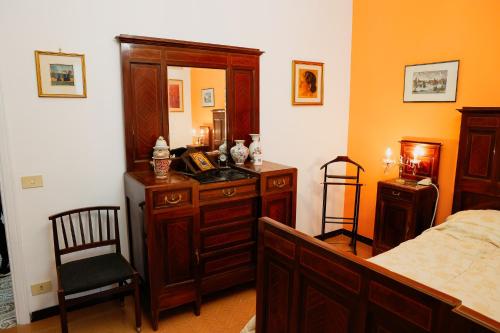 a bedroom with a bed and a desk and a chair at Villa Pina in Priverno