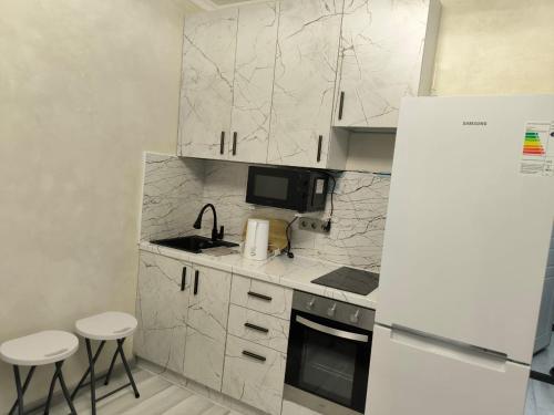 Kuchyň nebo kuchyňský kout v ubytování Апартаменты Компания Феникс