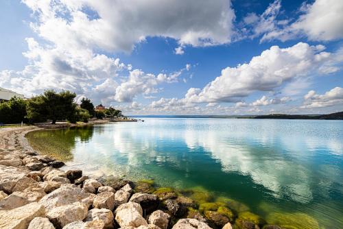a view of a large body of water at Sydney Apartment in Bilice