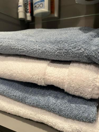 une pile de serviettes assises sur un comptoir dans l'établissement Baribal'ele, à Colmar