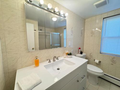 Bilik mandi di Huge Place Minutes from NYC Parking Available