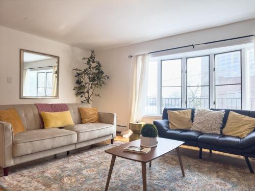 Ruang duduk di Huge Place Minutes from NYC Parking Available