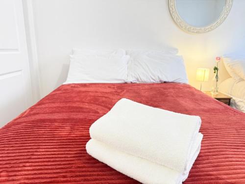 Katil atau katil-katil dalam bilik di Huge Place Minutes from NYC Parking Available