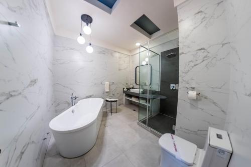 a bathroom with a tub and a toilet and a sink at La Casona Hotel Boutique in La Paz