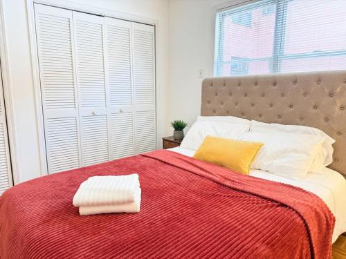 Katil atau katil-katil dalam bilik di Huge Place Minutes from NYC Parking Available