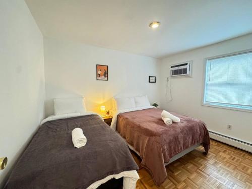 Katil atau katil-katil dalam bilik di Huge Place Minutes from NYC Parking Available