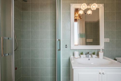 a bathroom with a sink and a mirror at Mare e Centro 5 min auto - con Wi-fi, Netflix e A-C in Pula