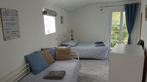 un salon avec un canapé et un lit dans l'établissement Camaret maison grand jardin, à Camaret-sur-Mer