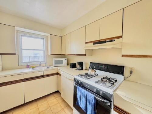 Dapur atau dapur kecil di Huge Place Minutes from NYC Parking Available
