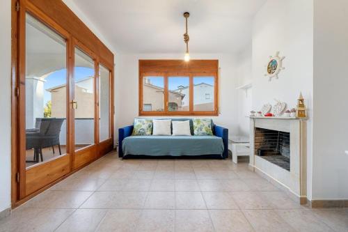 Una sala de estar con un sofá y una chimenea. en Can Roure piscina y serenidad, en La Pobla de Montornès
