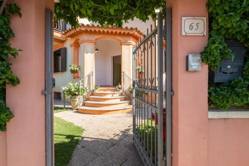 an entrance to a house with a gate at Mare e Centro 5 min auto - con Wi-fi, Netflix e A-C in Pula