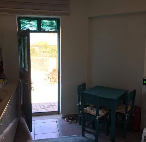 una stanza con tavolo verde e porta di Moray pansiyon a Bademli