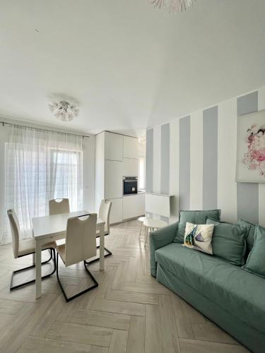 a living room with a green couch and a table at La Dimora dei Trabocchi in Fossacesia