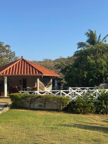 Un jardín fuera de Beach and Mountain House near to Panama