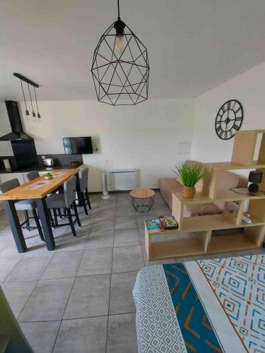 un salon avec un canapé et une table dans l'établissement Studio rental between scrubland and sea, à Vinassan