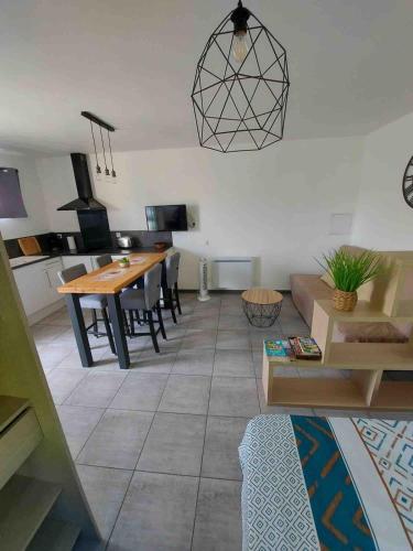 un salon avec une table et une cuisine dans l'établissement Studio rental between scrubland and sea, à Vinassan