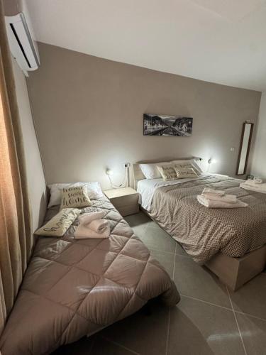 two beds sitting next to each other in a bedroom at La farfalla del vicolo in Larino