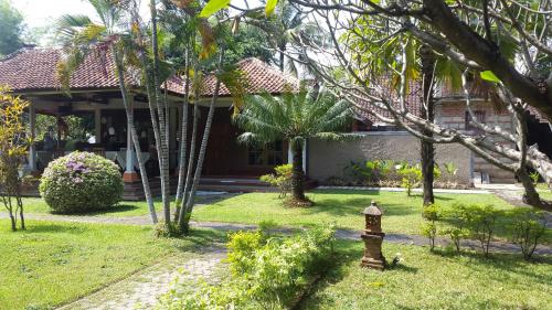 Kebun di luar Bayumantra Bungalows