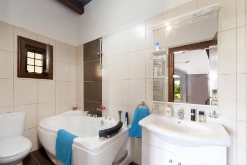 Ένα μπάνιο στο Villa Areti by Villa Plus