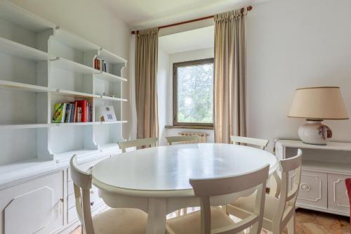 a dining room with a white table and chairs at Agriturismo Borgo dei Ricci in Impruneta