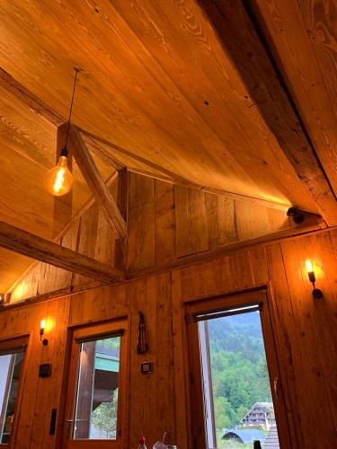 Cette chambre est dotée d'un plafond en bois et de 2 fenêtres. dans l'établissement Apartment Alys, contemporary style apartment in mountain village, à Abondance
