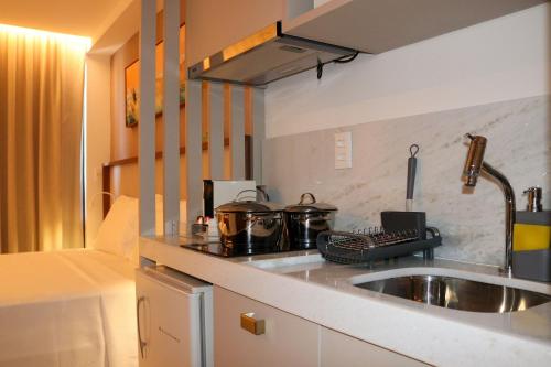 Una cocina o cocineta en Restinga by Xtay - Studios com piscina e academia, pé na areia em João Pessoa