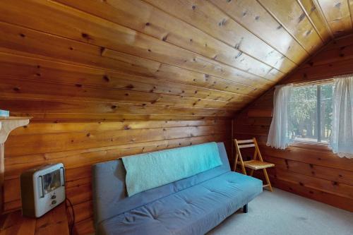 a living room with a couch in a log cabin at Cozy Cabin in Government Camp in Government Camp