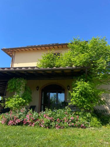 a house with flowers on the side of it at AGRIFOGLIO in Pantalla