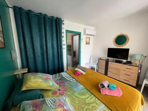 Postel nebo postele na pokoji v ubytování Gwad'ACTE