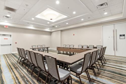 a conference room with a long table and chairs at Holiday Inn Baton Rouge College Drive I-10 by IHG in Baton Rouge