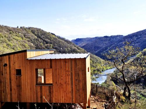 a wooden cabin with a view of a mountain at Hêtre sous le Charme in Saint-Martial-Entraygues