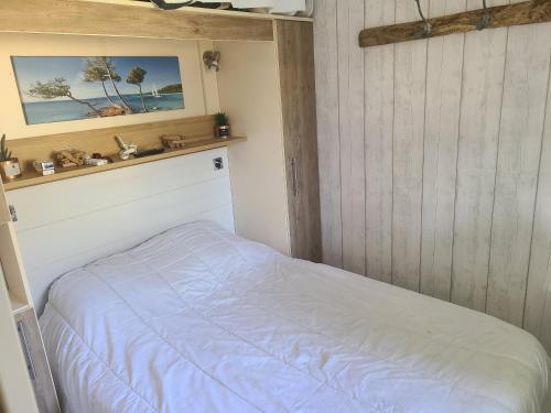 Postel nebo postele na pokoji v ubytování Chalet en bois climatisé À 300 m de la plage Marina di Sorbo 6 personnes