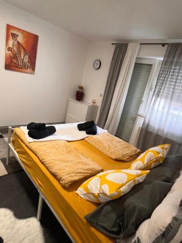 two twin beds in a room with at Ferienwohnung in Geislingen an der Steige