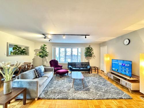 Televisyen dan/atau pusat hiburan di Spacious and Convinient near NYC Parking Available