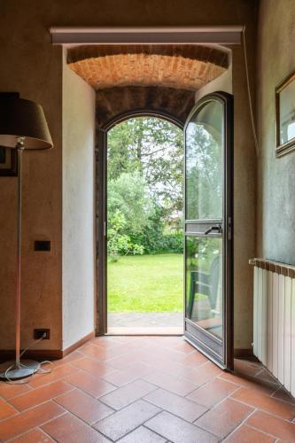 an open door to a patio with a view of a yard at Agriturismo Borgo dei Ricci in Impruneta