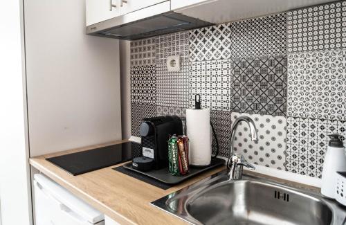 una cocina con fregadero y encimera en VPG Minimal Studios Traveller3, en Tesalónica