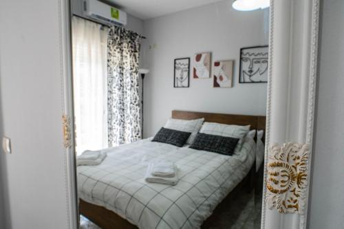 un dormitorio con una cama y un espejo en VPG Minimal Studios Traveller3, en Tesalónica