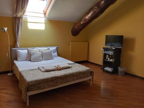 a bedroom with a bed with towels on it at Bergamo Central Living in Bergamo