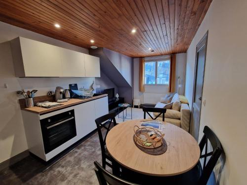 une cuisine et un salon avec une table et des chaises dans l'établissement La Barroude, à Bagnères-de-Bigorre