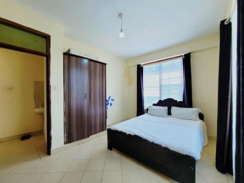 Postel nebo postele na pokoji v ubytování Diani 1 Bedroom Bright and Breezy