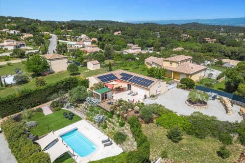 - une vue aérienne sur une maison avec une piscine dans l'établissement Villa Carcassonne by Villa Plus, à Montirat