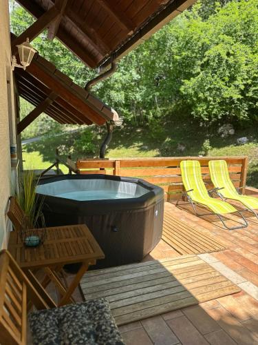 Green Breeze - Private Hot Tub Retreat