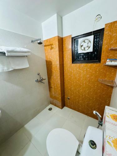 Bilik mandi di The Giri Nandani Stays Agra