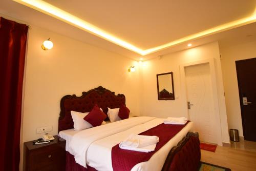 Ένα ή περισσότερα κρεβάτια σε δωμάτιο στο Hotel Snow World, Manali - Luxury Classic Room Near Wild Life Sanctuary With Rohtang View