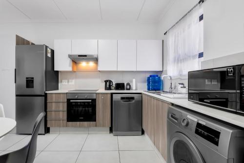 Dapur atau dapur kecil di Lovely 2 bedroom, bathroom