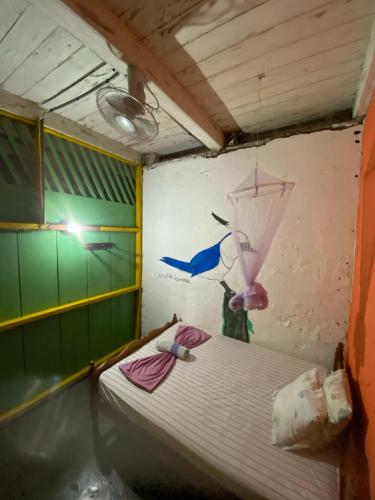 a small room with a bed and an umbrella at Eco lodge finca magdalena in Altagracia